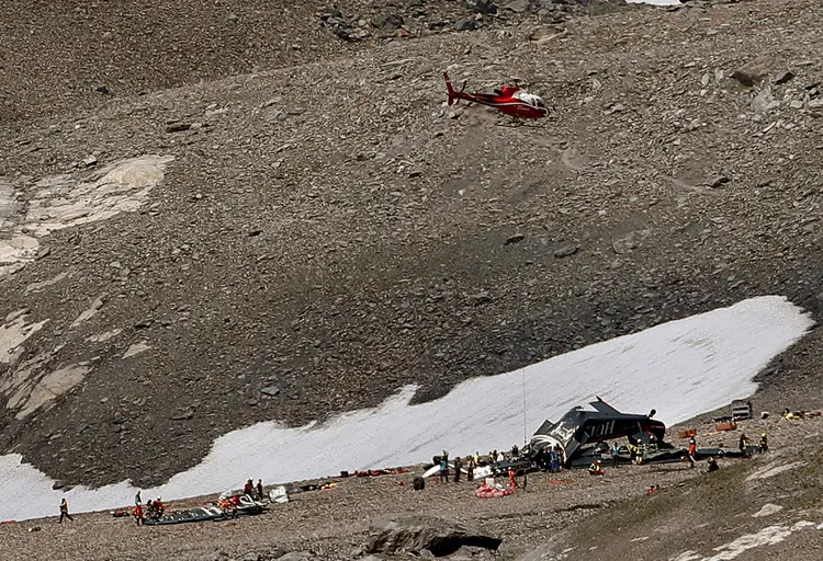  Um helicóptero é visto sobre o acidente com um Junkers Ju-52, em Flinn, na Suíça (Arnd Wiegmann/Reuters)