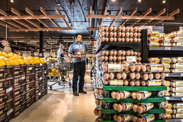 Vendas em supermercados: desempenho acumulado fica aquém da alta de 2,53% projetada pela Abras para 2018, mas associação pondera que dezembro será um mês significativo por conta do 13º salário e das festas de Natal e Ano Novo (Germano Lüders/Exame)