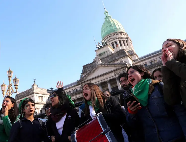 Argentina: manifestantes a favor da legalização do aborto protestam na frente do Congresso Nacional, em Buenos Aires (Marcos Brindicci/Reuters)