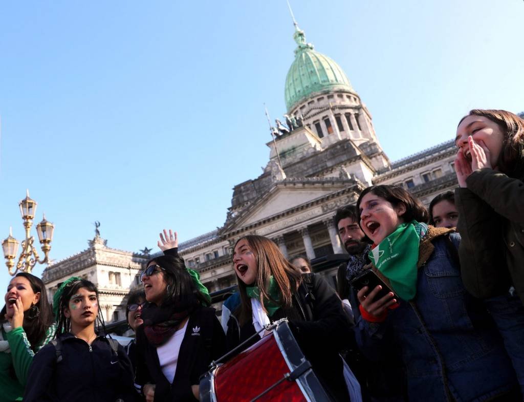 Verdes vs azuis: Senado argentino vota lei do aborto