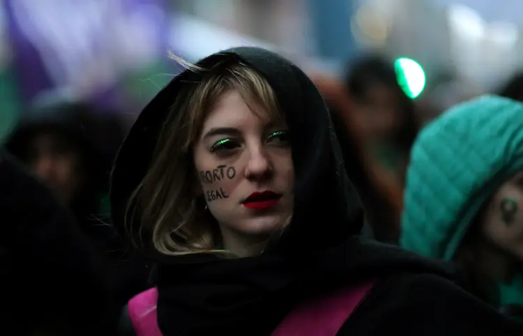Ativista se manifesta pelo direito ao aborto na Argentina (Marcos Brindicci/Reuters)