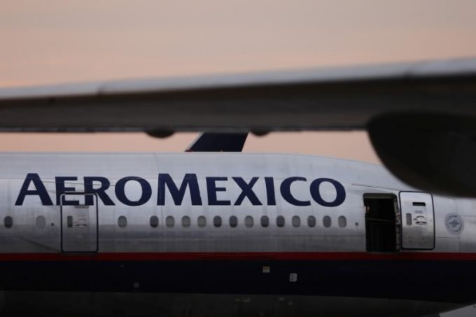Passageiros agradecem a Deus depois de queda de avião sem mortes no México