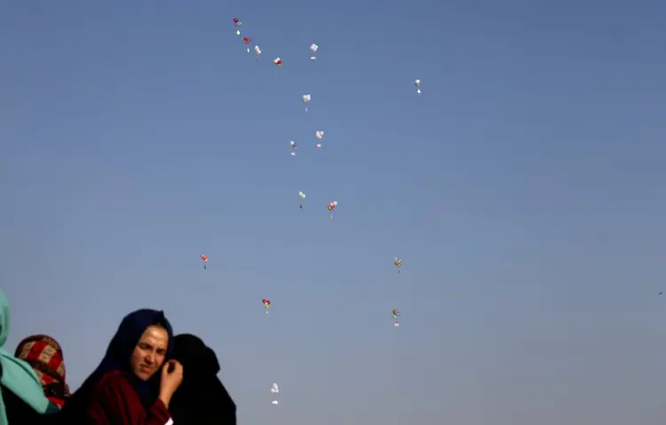 Balões: ontem, eles provocaram sete incêndios nas comunidades vizinhas ao enclave litorâneo palestino (Ibraheem Abu Mustafa/Reuters)