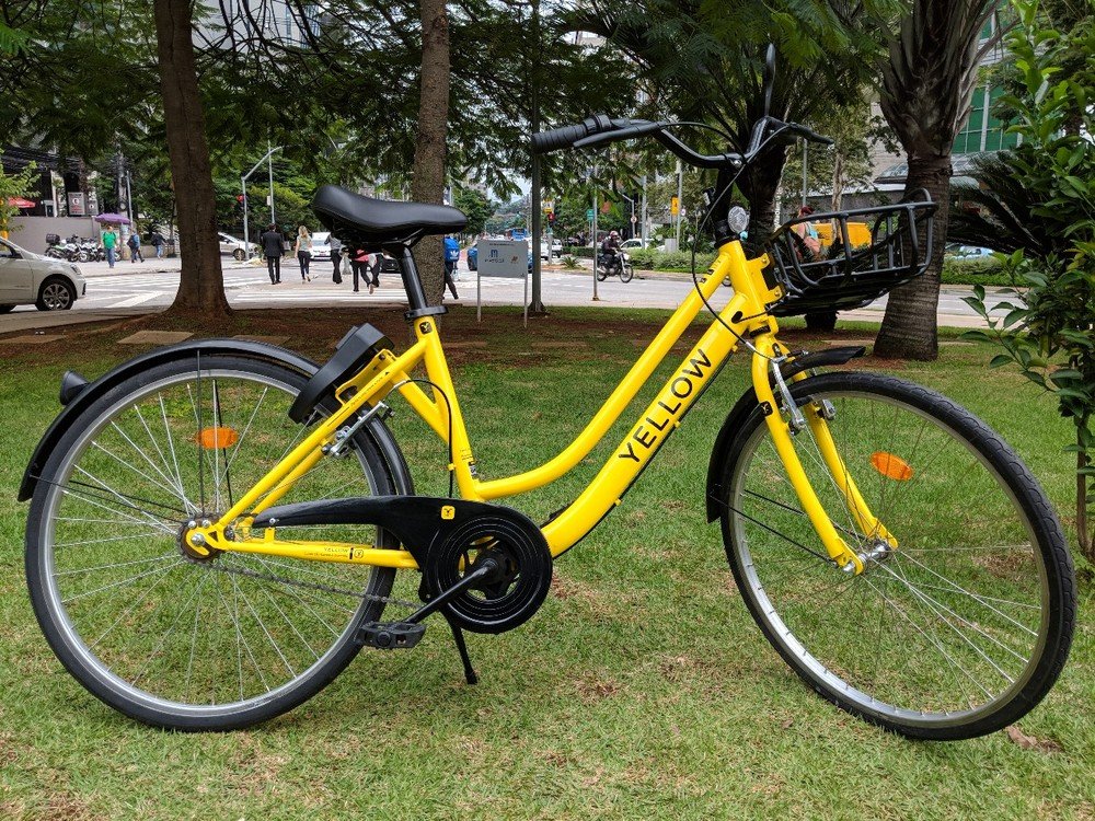 Amarelinhas da Yellow:  ação incentiva usuários das bikes a encontrarem  comissária da KLM em lugar indicado nas redes sociais. (Yellow/Divulgação)