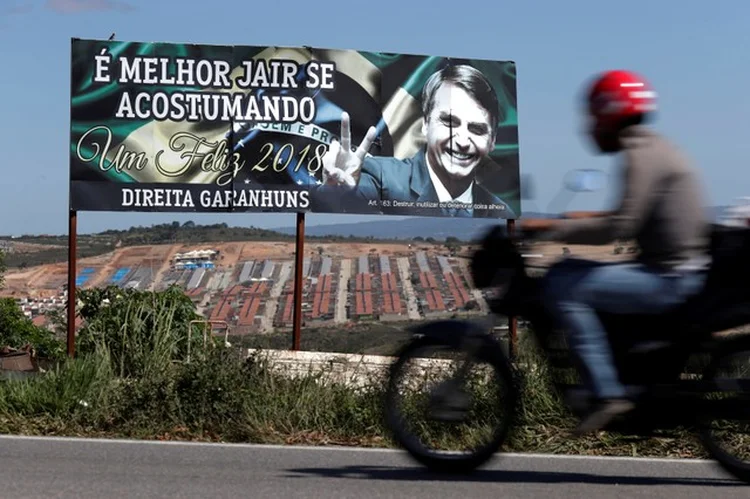 OUTDOOR DE JAIR BOLSONARO: candidato vai usar programas na TV para chamar eleitores para as redes sociais  / REUTERS/Ueslei Marcelino