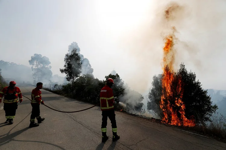 Incêndio: 40 pessoas ficaram levemente feridas e uma idosa sofreu queimaduras graves, enquanto o número de desalojados, que ontem chegou a 299, hoje é de 41 (Rafael Marchante/Reuters)