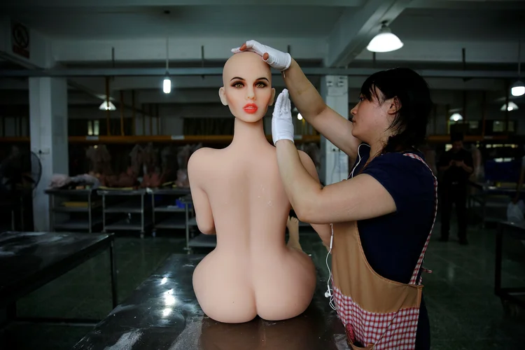 Fabricação de bonecas sexuais "inteligentes" pela WMDOLL na China (Aly Song/Reuters)