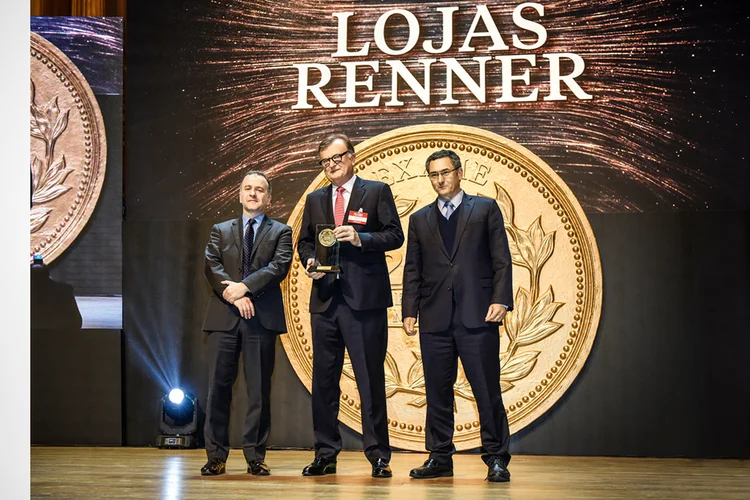 André Lahóz Mendonça de Barros, diretor de redação de EXAME (à esq.); José Galló, presidente das Lojas Renner, a Empresa do Ano; e o ministro da Fazenda, Eduardo Guardia: vitória em mais um ano difícil na economia (Germano Lüders/Exame)