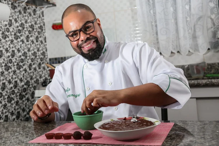 Rafael Montenegro Cruz: ele trabalha como analista das 8h às 17h e faz brigadeiros quando chega em casa. Sua empresa se chama Brigaderia Montenegro (Flávio Florido/Ricardo Yoithi Matsukawa-ME/Jornal de Negócios do Sebrae/SP)