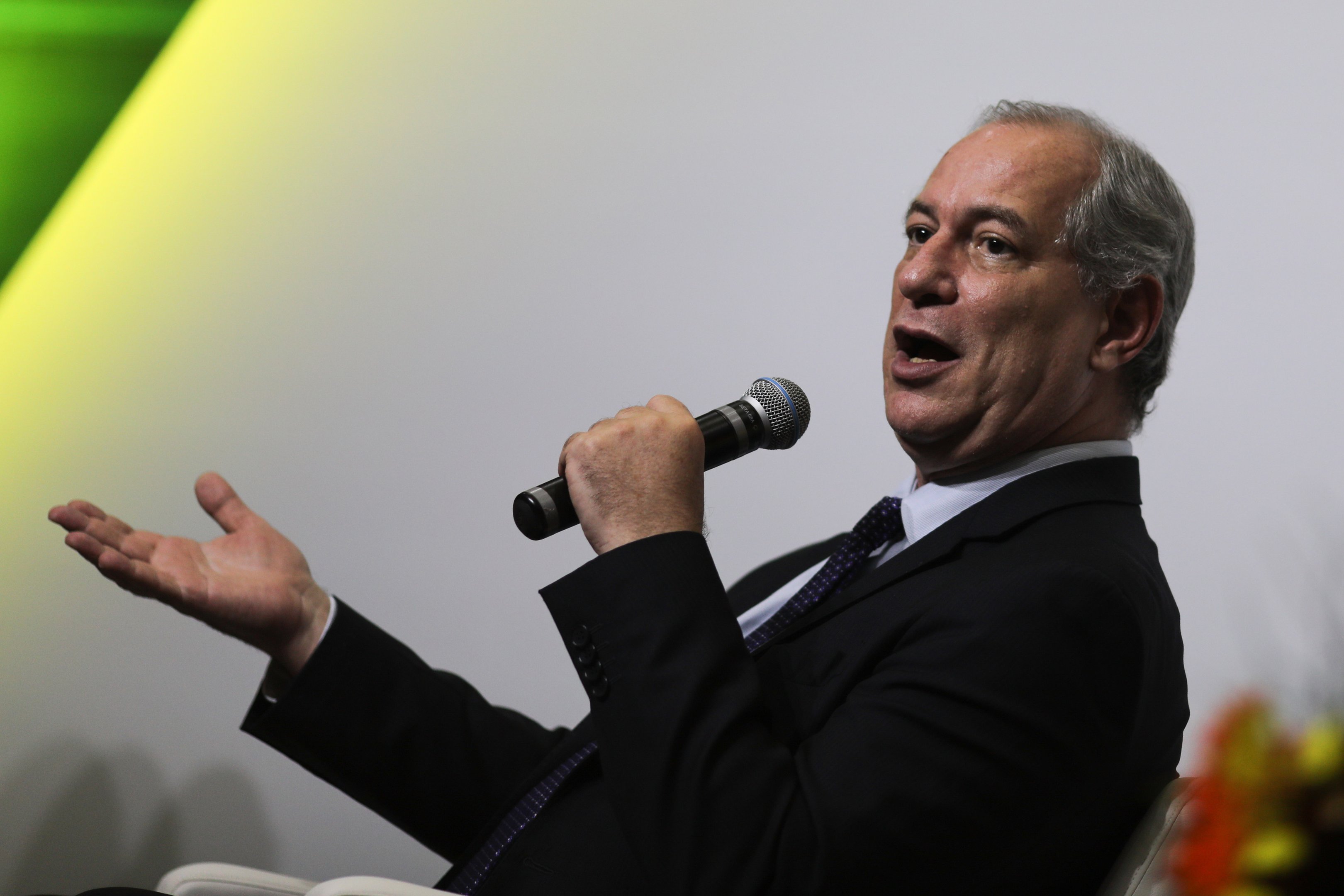 Ciro passa bem e deve ir direto para debate do SBT ap s receber