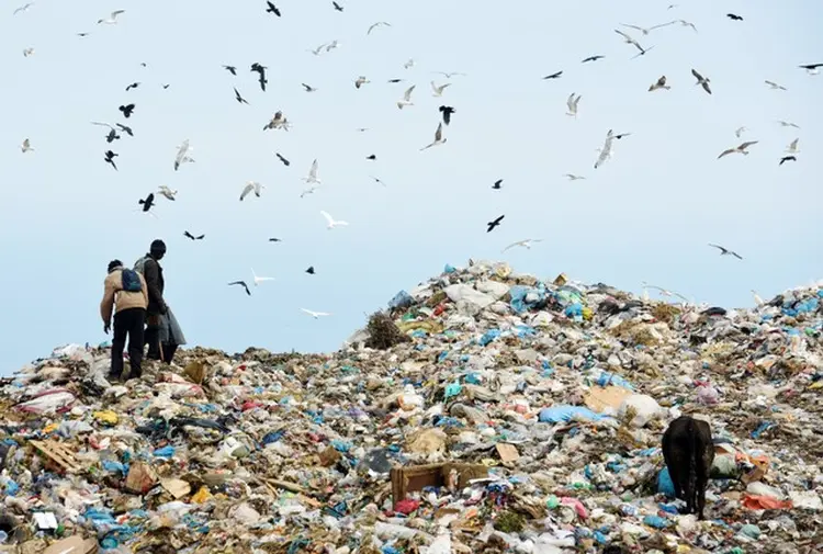 IMIGRANTES BUSCAM COMIDA NO MARROCOS: um terço de todos os alimentos produzidos anualmente vai para o lixo  / REUTERS/Fabian Bimmer