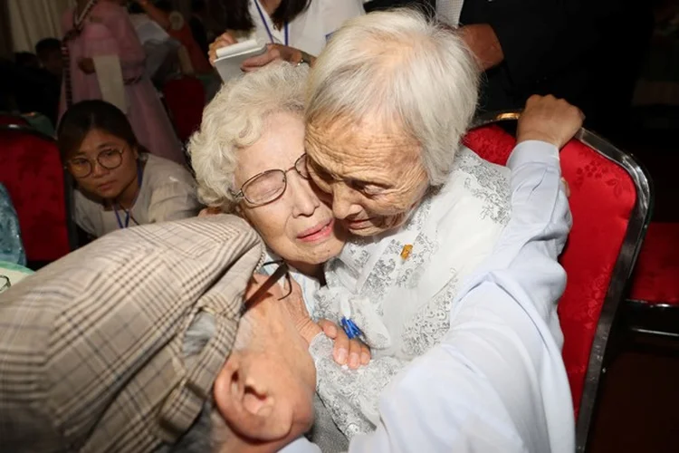 Reencontro: famílias coreanas separadas após a Guerra das Coreias se reencontram em zona desmilitarizada, nesta segunda-feira (Yonhap/Reuters)