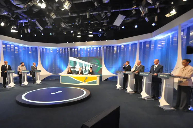 Debate: Ataque a Bolsonaro pode fazer com que o tom hostil que vinha norteando a campanha seja deixado de lado (RedeTV!/Divulgação)