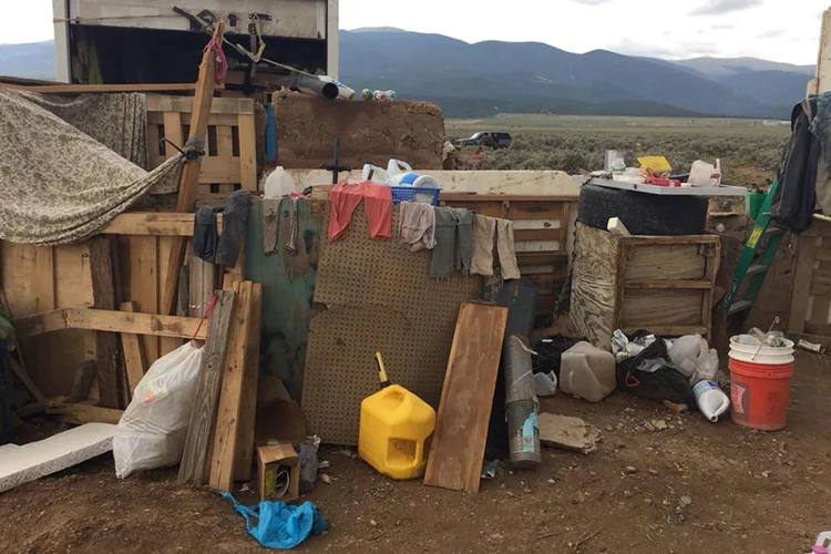 O xerife do Condado de Taos disse que as mulheres e os dois homens serão indiciados por abuso de crianças (Taos County Sheriff's Office/Reuters)