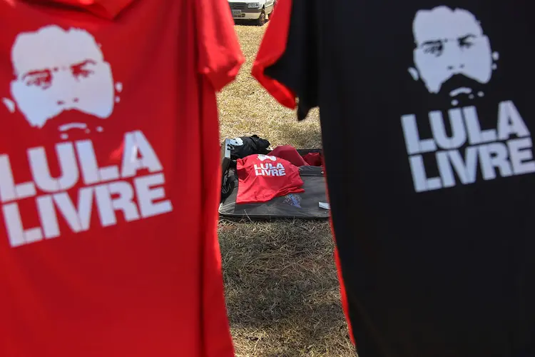 Lula: p programa mostra ainda a vigília em Curitiba, onde Lula está preso desde abril (Sergio Lima/ Bloomberg/Bloomberg)