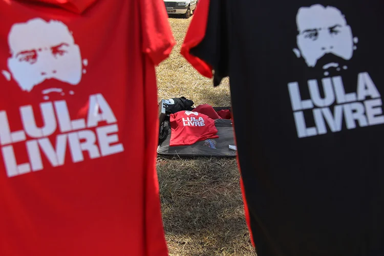 Lula: p programa mostra ainda a vigília em Curitiba, onde Lula está preso desde abril (Sergio Lima/ Bloomberg/Bloomberg)