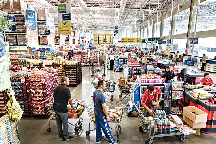 Loja do Assai em Itaquera:  supermercados geraram 3.918 novas vagas em agosto (Germano Lüders/Exame)