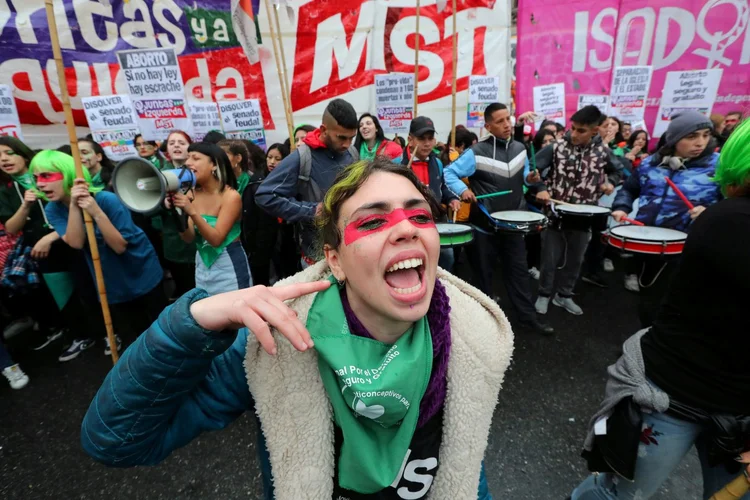 Manifestantes: o projeto de lei pela descriminalização foi aprovado pela Câmara dos Deputados no dia 14 de junho, por uma diferença de apenas 4 votos (Marcos Brindicci/Reuters)