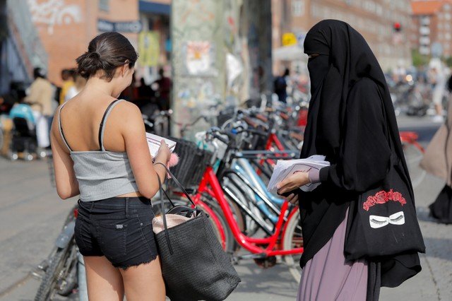 Dinamarquesas vão às ruas pelo direito de muçulmanas