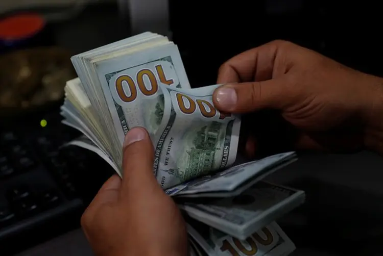 Dólar: Moeda americana recuou 2,35%, a R$ 3,7662 na venda (Osman Orsal/Reuters)