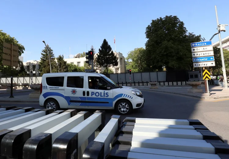 Polícia turca passa em frente à Embaixada dos Estados Unidos: não há feridos (Tumay Berkin/Reuters)