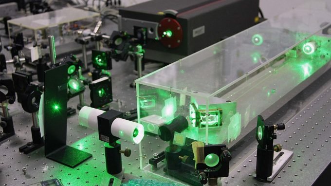 Experimento obtém emaranhamento de ondas luminosas com um único laser
