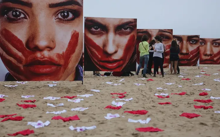 Exposição fotográfica de Marcio Freitas em praia de Copacabana, RJ, em junho de 2016: protesto pelo estupro coletivo de uma garota de 16 anos que ocorreu em maio daquele ano (Mario Tama/Getty Images)