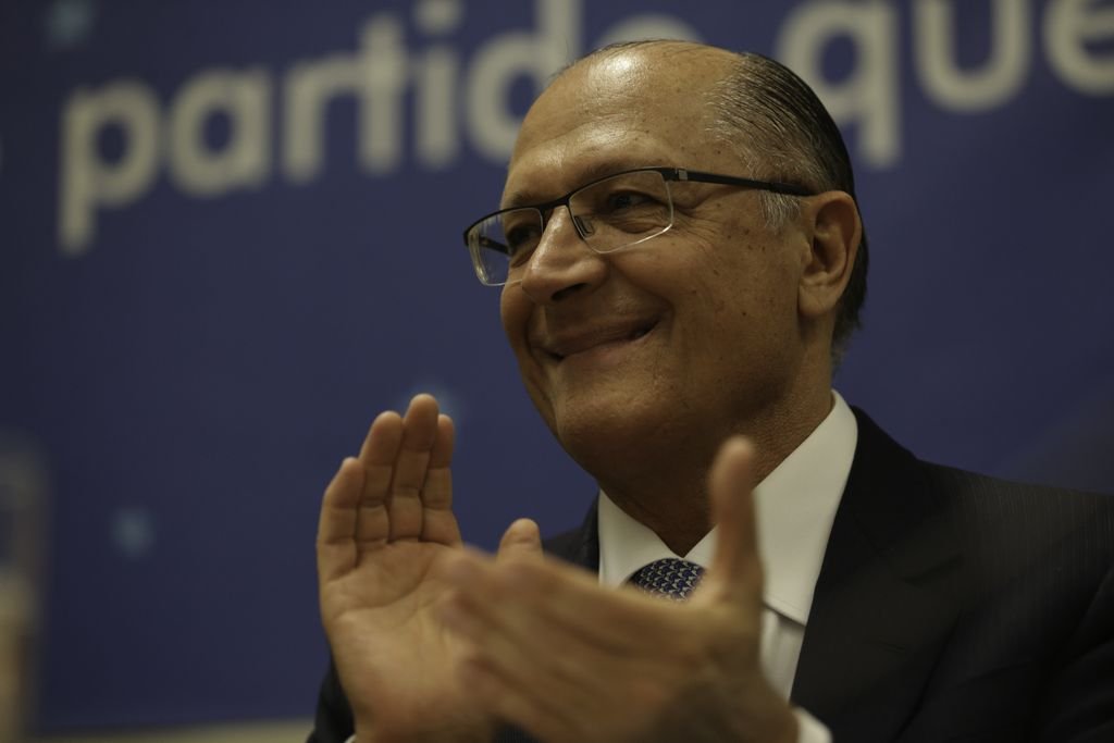 Investidores digerem balanços e empate técnico entre Bolsonaro e Alckmin