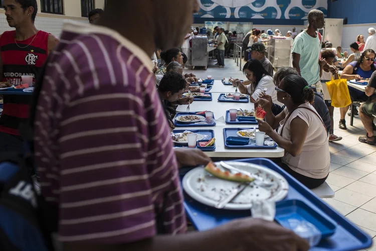 Pessoas comendo no Restaurante Popular no bairro de Bangu no Rio de Janeiro (Lianne Milton/Bloomberg)