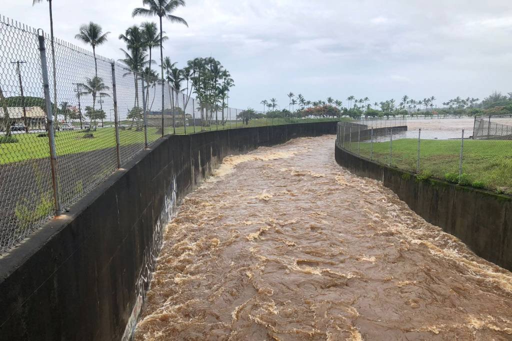 Furacão Lane causa inundações, blecautes e fechamento de estradas no Havaí