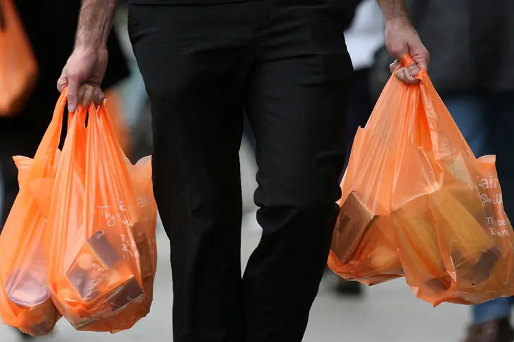 Ideia é vetar a fabricação, a importação, a distribuição e a venda de sacolas plásticas, além de utensílios plásticos descartáveis para consumo de alimentos e bebidas (Cate Gillon/Getty Images)