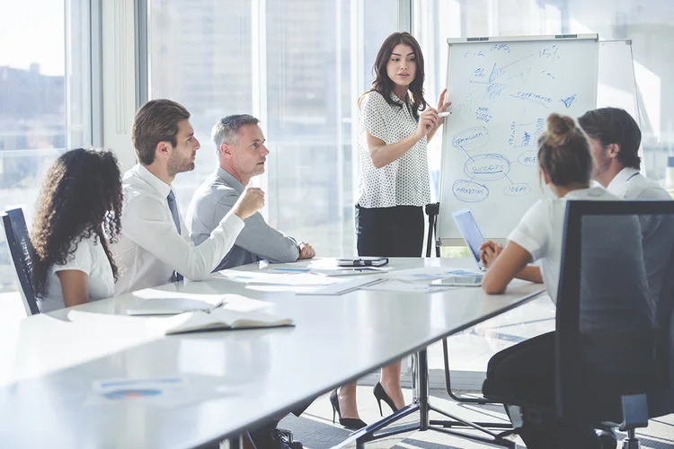 Educação: profissional deve escolher um curso que o capacite para tratar temas estratégicos com desenvoltura, ampliar sua capacidade de influência e impacto nos negócios (courtneyk/Getty Images)