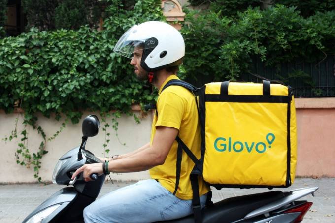 Entregador da Glovo: startup encerrará operação no Brasil em 3 de março (Glovo/Divulgação)