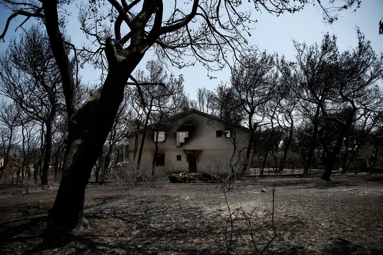 As equipes também orientam os desabrigados pelos incêndios sobre as ajudas oferecidas pelo Estado grego (Costas Baltas/Reuters)