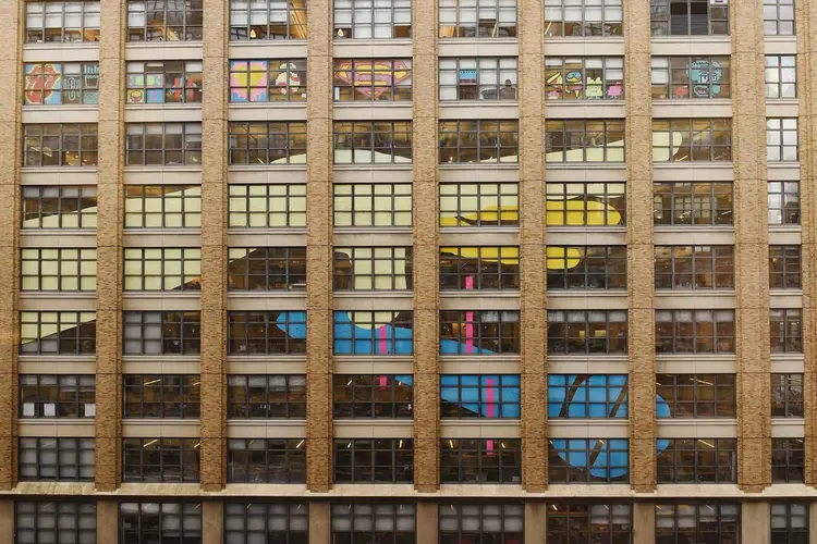 Guerra de arte em post-it entre escritórios em Nova York, dia 24/05/2018 (Getty Images)