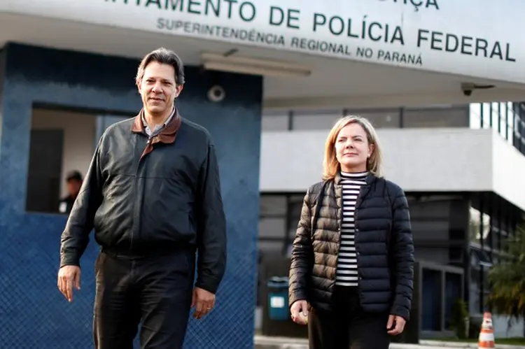 Haddad e Gleisi Hoffmann: o ex-prefeito de SP e a presidente do PT visitaram Lula na Superintendência da Polícia Federal em Curitiba na sexta-feira (Rodolfo Buhrer/Reuters)