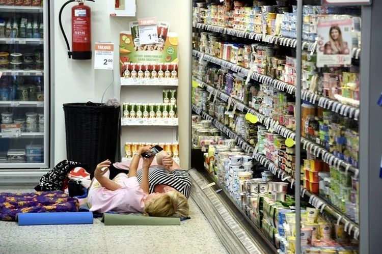 Finlândia: mercado convida clientes a se refrescar no interior da loja; Europa tem maior onda de calor em 40 anos (Lehtikuva/Heikki Saukkomaa/Reuters)