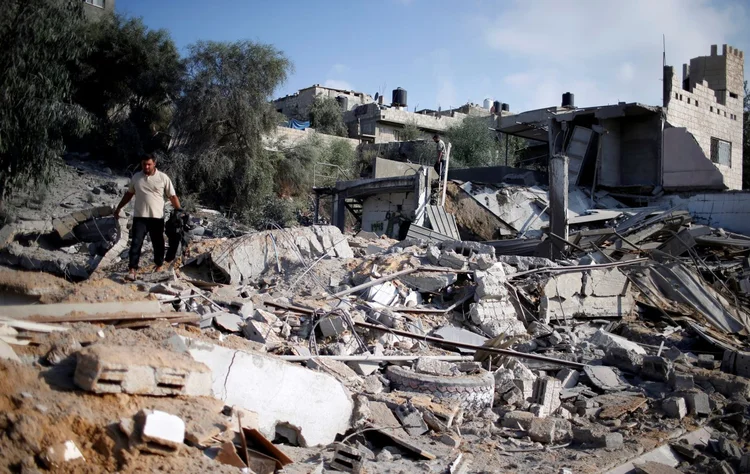 homem-palestino-observa-local-onde-ocorreu-ataque-do-hamas em Gaza August 9, 2018. REUTERS/Mohammed Salem (Mohammed Salem)
