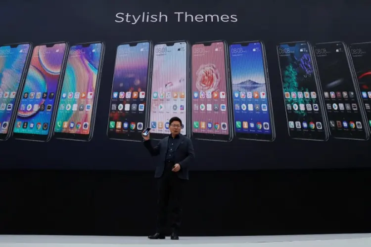 Richard Yu e o P20, da Huawei: fabricante chinesa vendeu 54 milhões de celulares no segundo trimestre, ultrapassando a americana Apple pela primeira vez (Gonzalo Fuentes/Reuters)