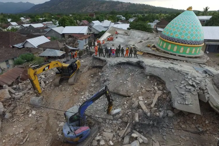 Imagem aérea de mesquita destruída por terremoto em Lombok, na Indonésia Antara Foto/Zabur Karuru/ via Reuters (Zabur Karuru/Reuters)
