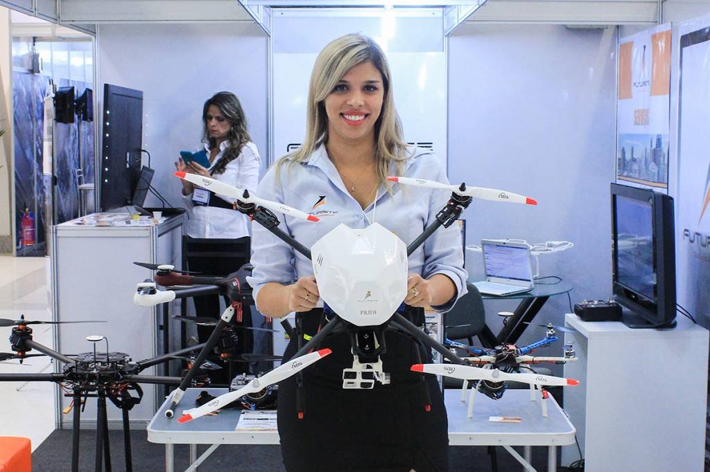 Raquel Molina foi eleita a empreendedora do ano no setor pela DroneShow, maior feira de drones da América Latina (Futuriste/Divulgação)