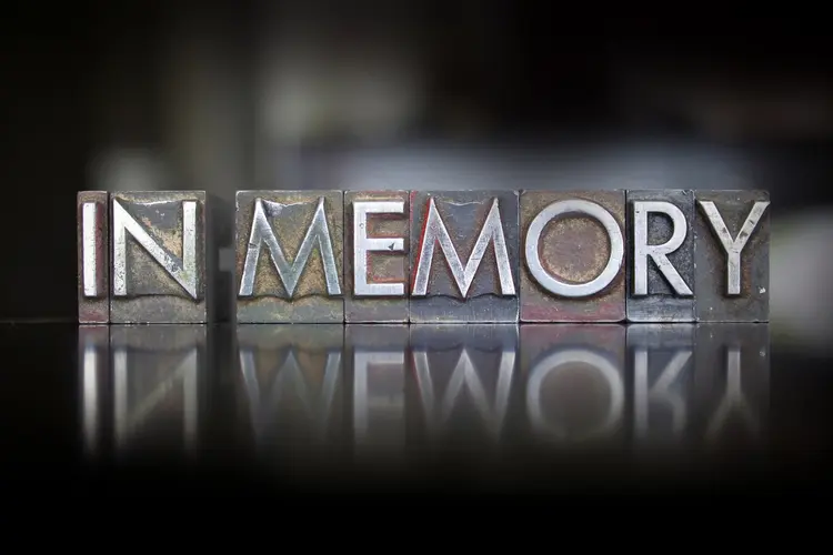 Morte: Letreiro onde se lê "In Memory" (elinedesignservices/Thinkstock)