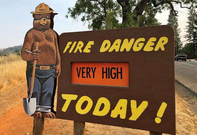 Placa sinaliza probabilidade alta de incêndio em Colfax, na Califórnia: presidente liberou verbas para o estado neste domingo (Jim Christie/Reuters)