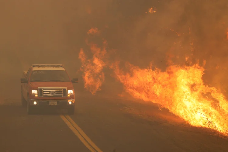 As temperaturas podem chegar a 43ºC no norte da Califórnia nos próximos dias, já que rajadas de vento aumentam as chamas (Fred Greaves/Reuters)