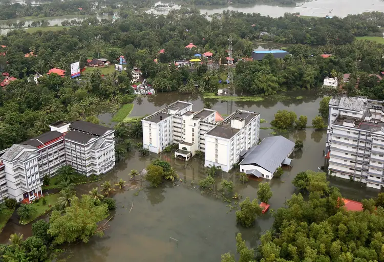 Vista aérea mostra prédios parcialmente submersos em uma área do estado de Kerala, na Índia (Sivaram V/Reuters)
