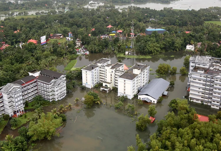 Vista aérea mostra prédios parcialmente submersos em uma área do estado de Kerala, na Índia (Sivaram V/Reuters)