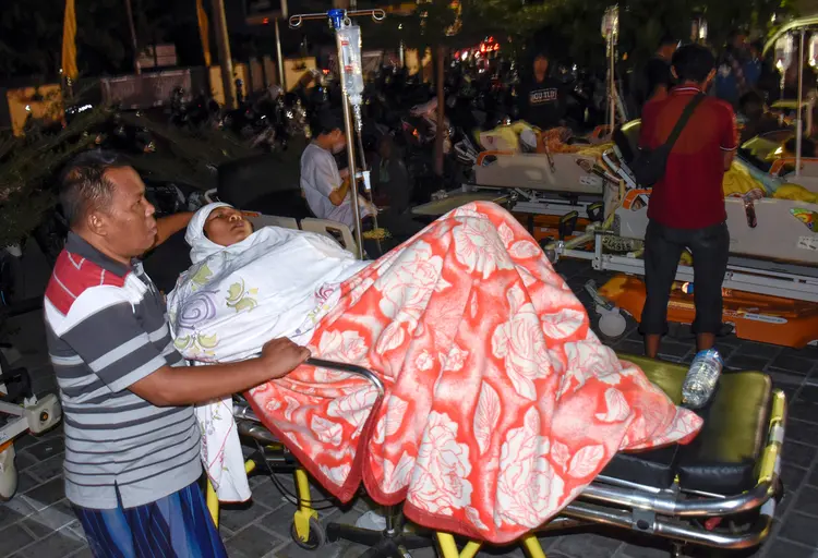 Feridos pelo terremoto perto de Bali: tremor aconteceu apenas uma semana depois de outro terremoto mortal no mesmo lugar (Antara Foto/Ahmad Subaidi/Reuters)