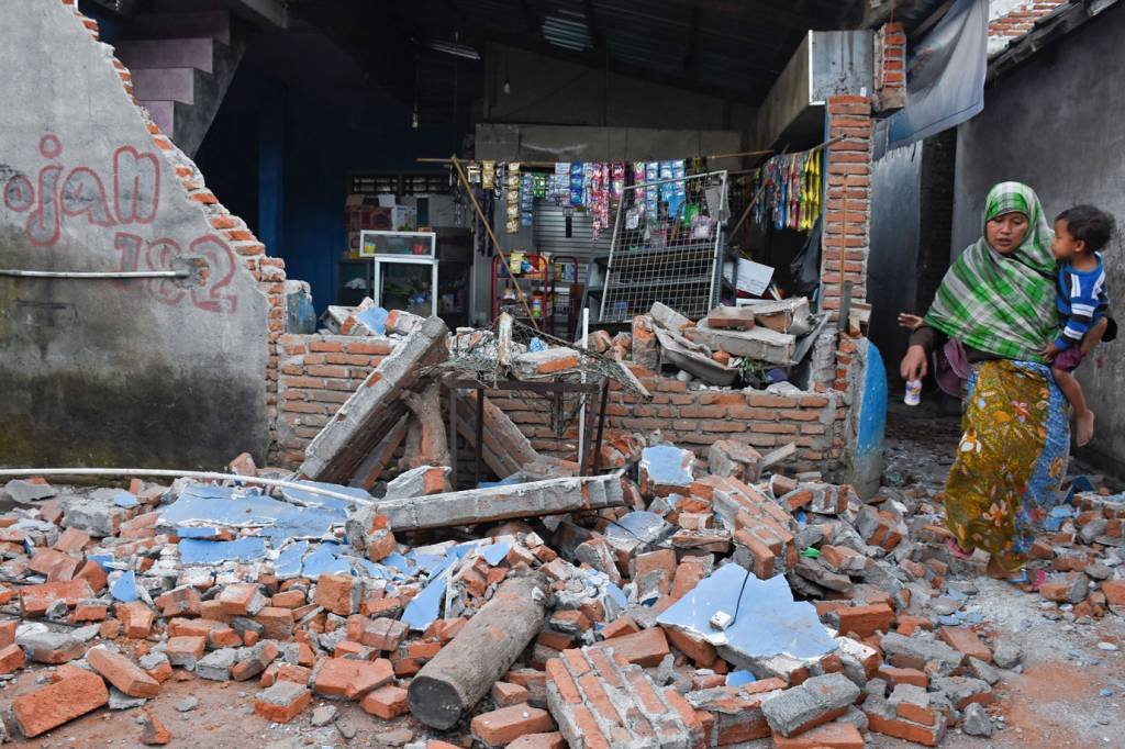 Sobe para 105 o número de mortos por terremoto na Indonésia