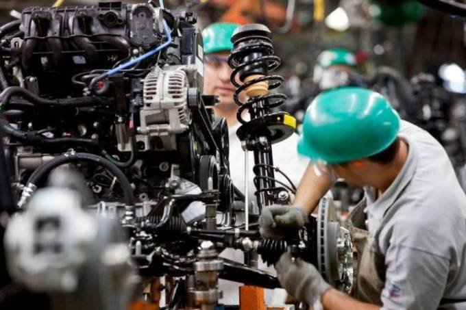 Indústria despenca 18,8% em abril e tem maior queda mensal em 18 anos