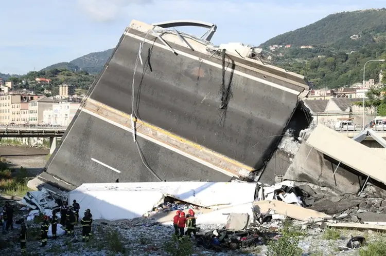 Itália: Equipes de resgate tentam salvar vítimas do desabamento de ponte (Stefano Rellandini/Reuters)